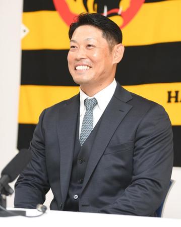 契約更改を終え、笑顔で取材に応じる原口（撮影・石井剣太郎）