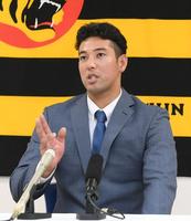 契約更改を終え、取材に応じる加治屋（撮影・石井剣太郎）