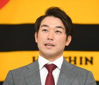 契約更改を終え、笑顔で取材に応じる山本（撮影・石井剣太郎）