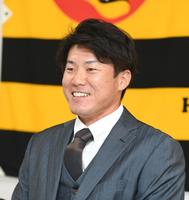 契約更改を終え、取材に応じる陽川は会見冒頭に笑顔を見せる（撮影・石井剣太郎）