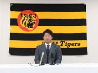 契約更改を終え、取材に応じる陽川（撮影・石井剣太郎）