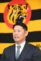 契約更改を終え、取材に応じる原口（撮影・石井剣太郎）