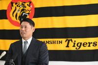 契約更改を終え、取材に応じる原口（撮影・石井剣太郎）