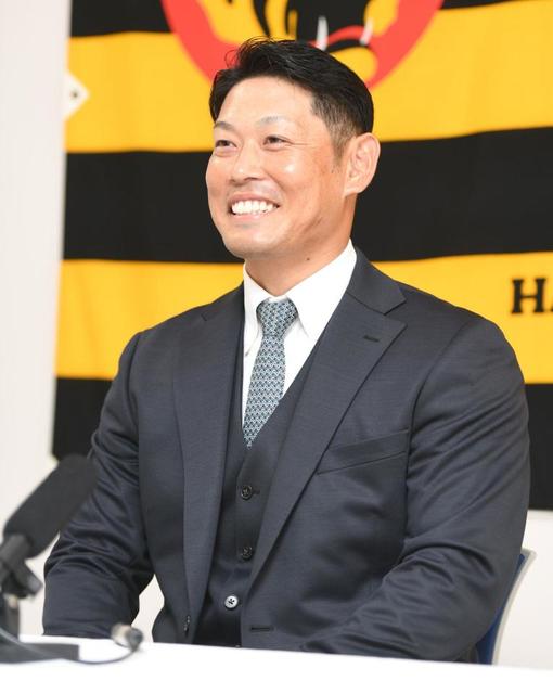 阪神・原口 3100万円で更改 内外野を練習「来るべくチャンスへ準備したい」