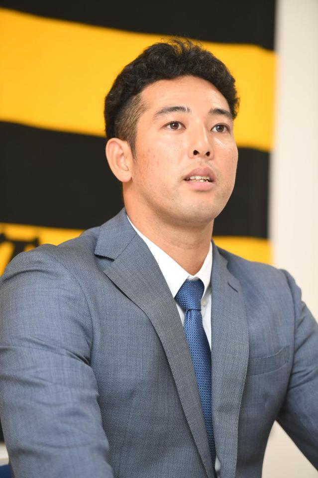 契約更改を終え、取材に応じる加治屋（撮影・石井剣太郎）
