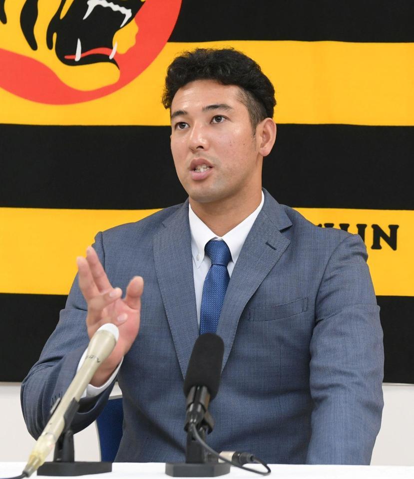 契約更改を終え、取材に応じる加治屋（撮影・石井剣太郎）