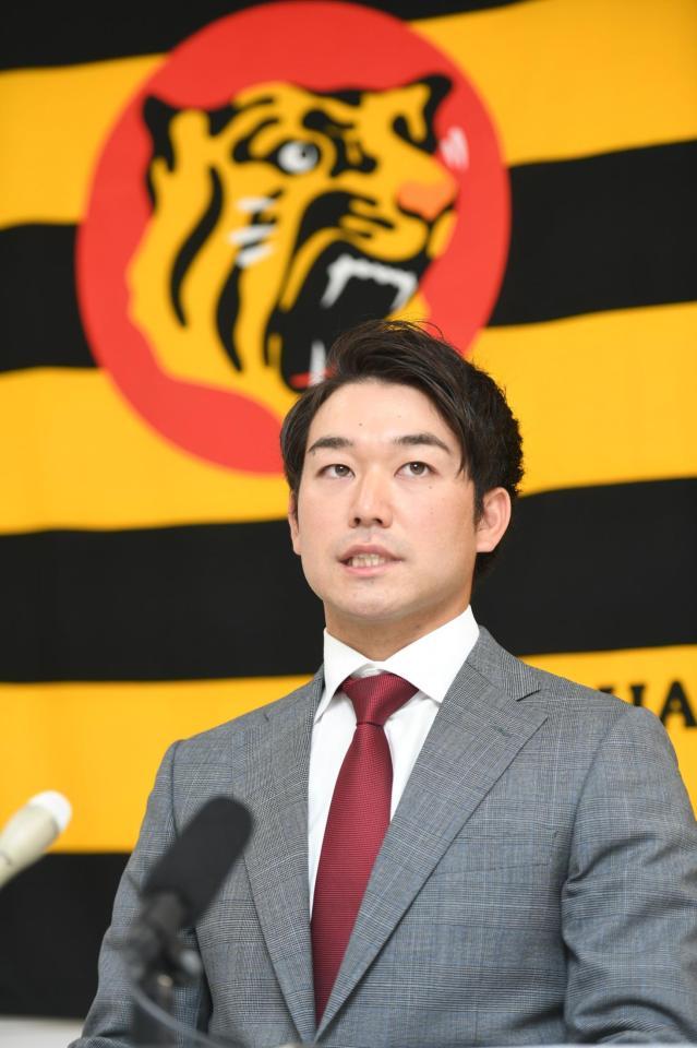 契約更改を終え、取材に応じる山本（撮影・石井剣太郎）