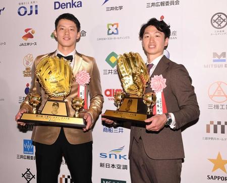 　ゴールデン・グラブ賞を受賞し笑顔の近本と金色のジャケットで登場した社高の後輩・辰己（撮影・西岡正）