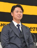 　契約更改交渉を終え、会見する浜地（撮影・北村雅宏）