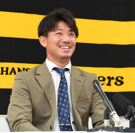 　笑顔で会見する伊藤将（撮影・飯室逸平）