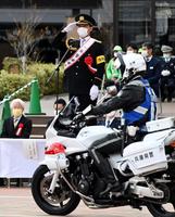 　伊藤将は甲子園署の一日警察署長を務め、敬礼し白バイを見送る（撮影・山口登）