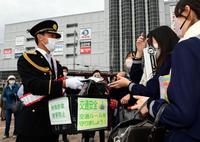 　伊藤将は甲子園署の一日警察署長を務め、通行人に交通安全等を呼びかける（撮影・山口登）