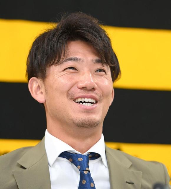 阪神・伊藤将 8000万円で更改 おしゃれスーツで会見「一丸に