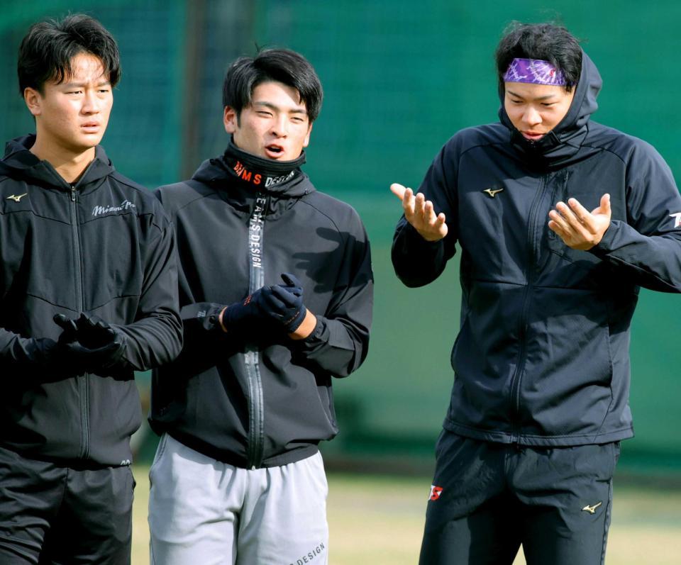 　練習前、植田の結婚が報告され、拍手をする（左から）森木、高寺、佐藤輝（撮影・坂部計介）