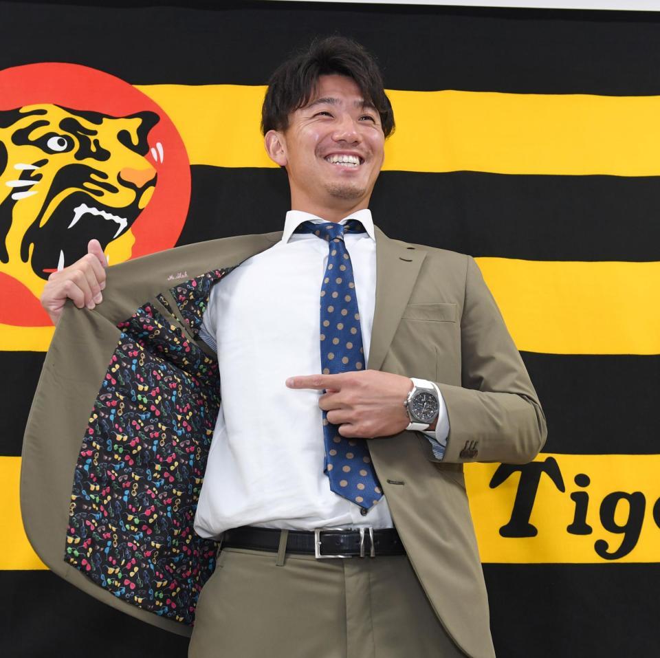 　メガネ柄に裏地を披露する伊藤将（撮影・飯室逸平）