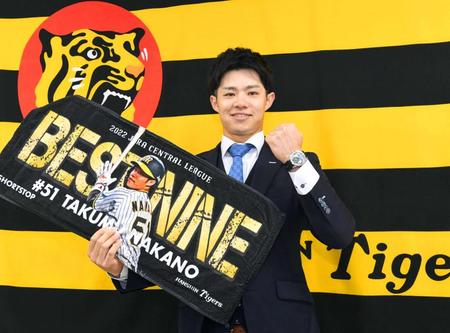 　契約更改を終え、ポーズを決める中野（撮影・飯室逸平）