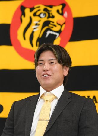 契約更改を終え、会見する梅野（撮影・田中太一）