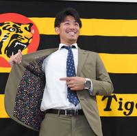 　メガネ柄の裏地を披露する伊藤将（撮影・飯室逸平）