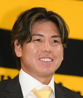 　契約更改を終え、会見する梅野（撮影・田中太一）