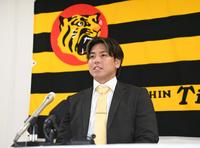 　契約更改を終え、会見する梅野（撮影・田中太一）