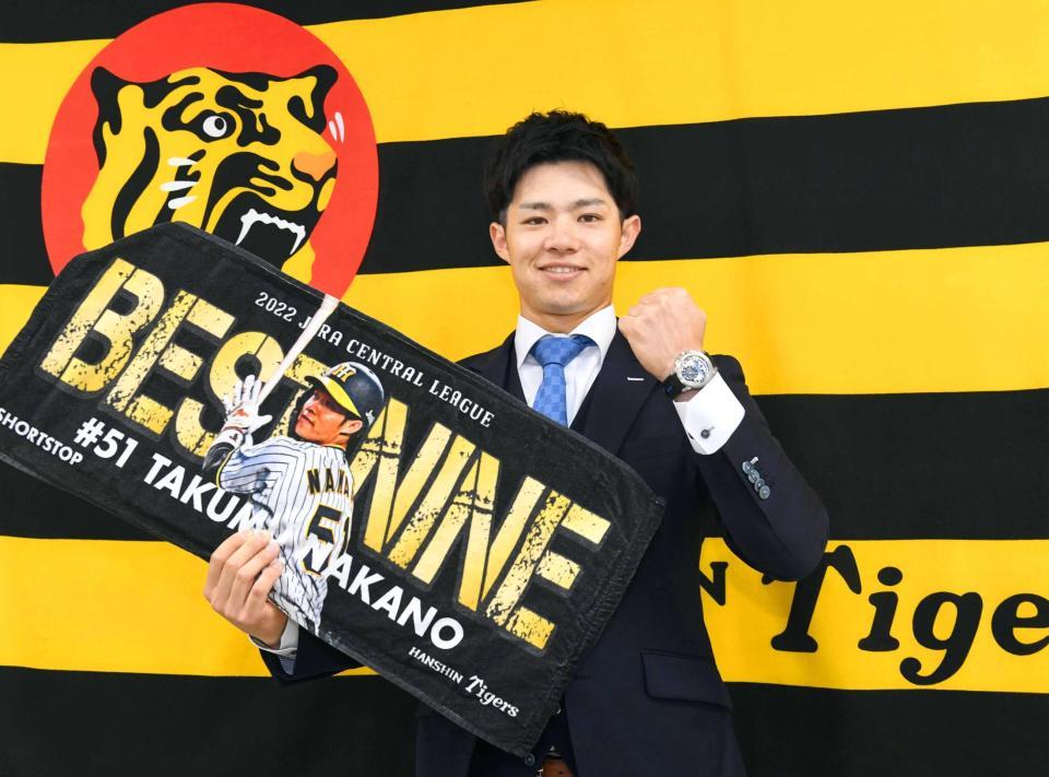 　契約更改を終え、ポーズを決める中野（撮影・飯室逸平）