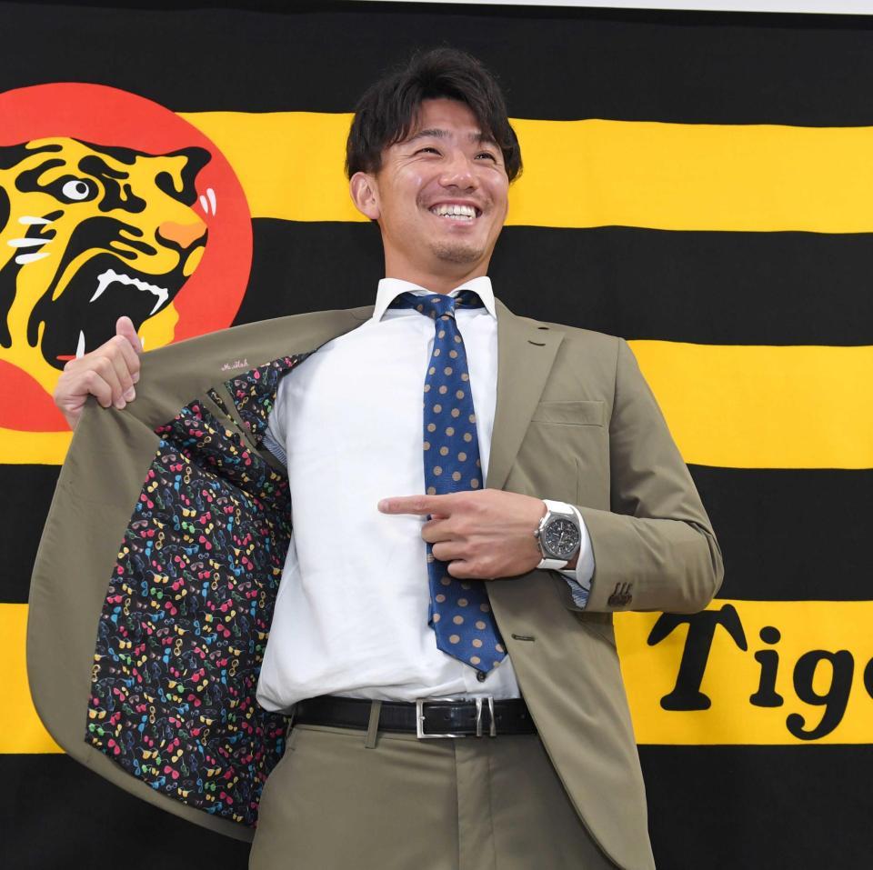 　メガネ柄の裏地を披露する伊藤将（撮影・飯室逸平）