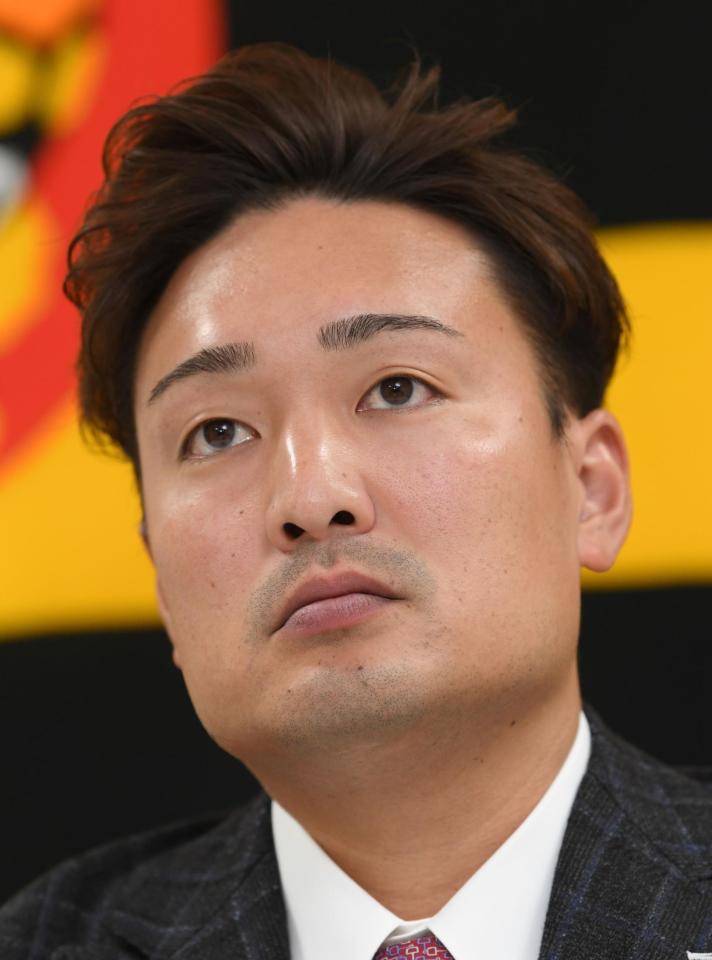 　契約更改を終え、会見する秋山（撮影・田中太一）