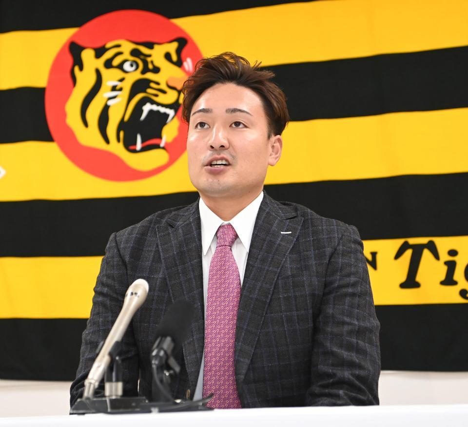 　契約更改を終え、会見する秋山（撮影・田中太一）