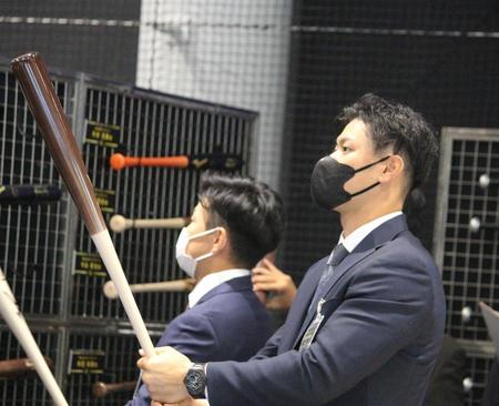 　新バットを握って確認する佐藤輝