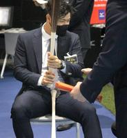 　新バットを確かめる佐藤輝