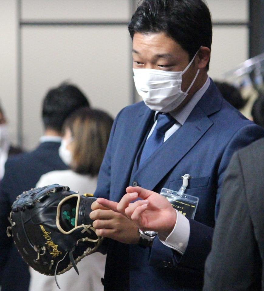 　来季使用するミットについて話し合う大山