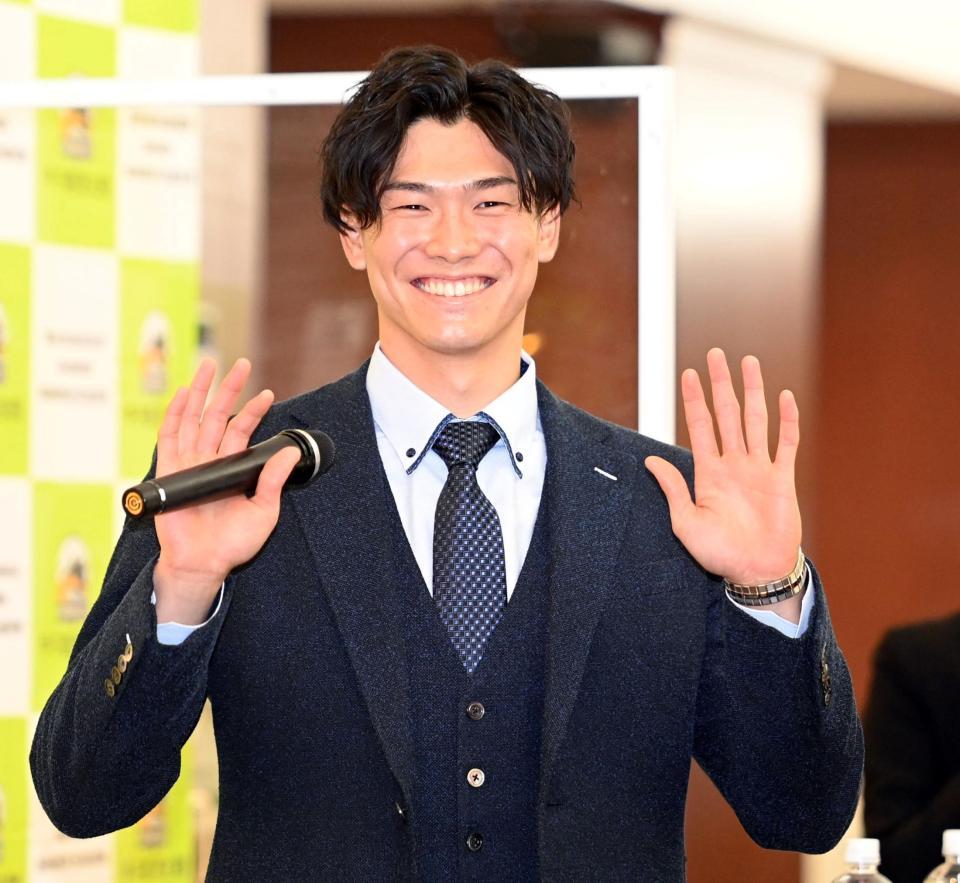 　笑顔でファンに手を振る湯浅（撮影・飯室逸平）