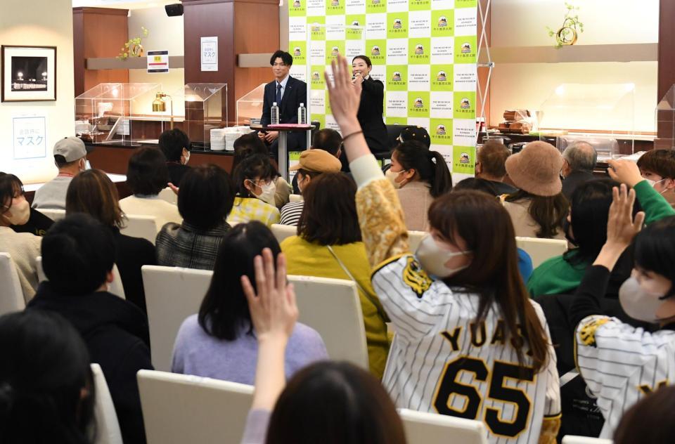 　質問コーナーなど湯浅のトークショーは大いに盛り上がった（撮影・飯室逸平）