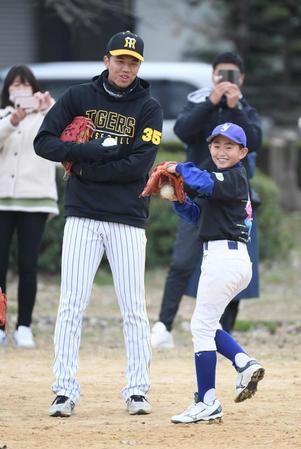 　野球教室で指導する才木（３５）＝撮影・石井剣太郎