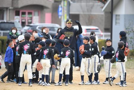 　野球教室で指導する才木（中央）＝撮影・石井剣太郎