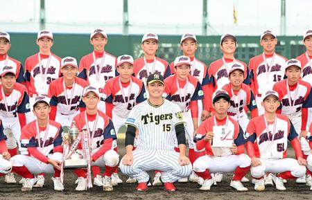 　西純（中央）は優勝したヤング湊クラブのナインと記念写真に納まる（撮影・山口登）