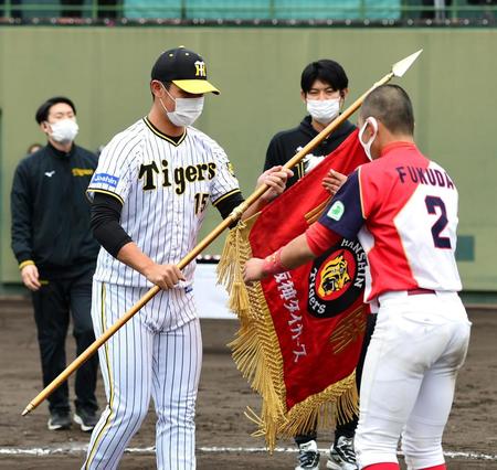 　優勝旗を手渡す西純（撮影・山口登）