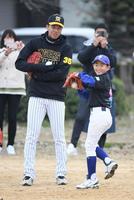 　野球教室で指導する才木（３５）＝撮影・石井剣太郎