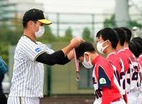 　西純は優勝メダルを授与する（撮影・山口登）
