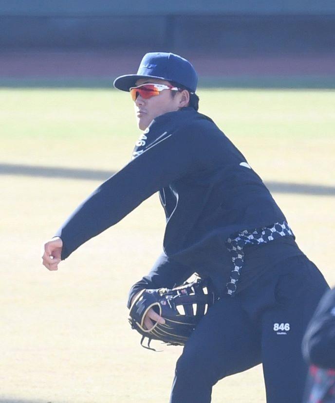 　キャッチボールする前川（撮影・石井剣太郎）