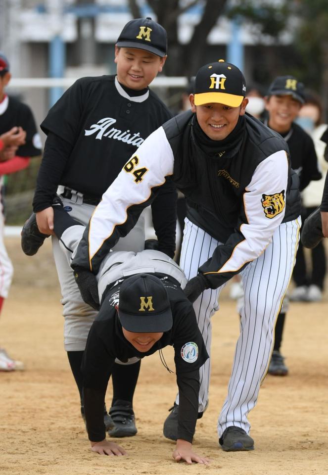 　野球教室で指導する岡留（右）＝撮影・石井剣太郎