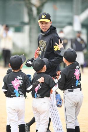 　野球教室で指導する才木（中央奥）＝撮影・石井剣太郎