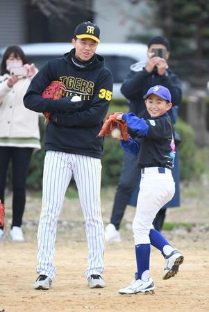 　野球教室で指導する才木（撮影・石井剣太郎）