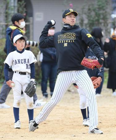 　野球教室で指導する才木（右）＝撮影・石井剣太郎