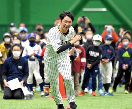 　子どもたちの前でダッシュ走を披露する近本（撮影・高部洋祐）