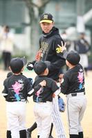 　野球教室で指導する才木（中央奥）＝撮影・石井剣太郎