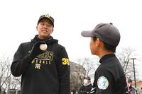 　野球教室で指導する才木（左）＝撮影・石井剣太郎