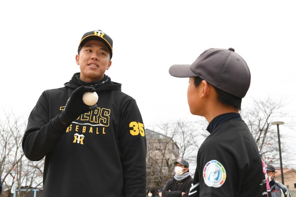 　野球教室で指導する才木（左）＝撮影・石井剣太郎