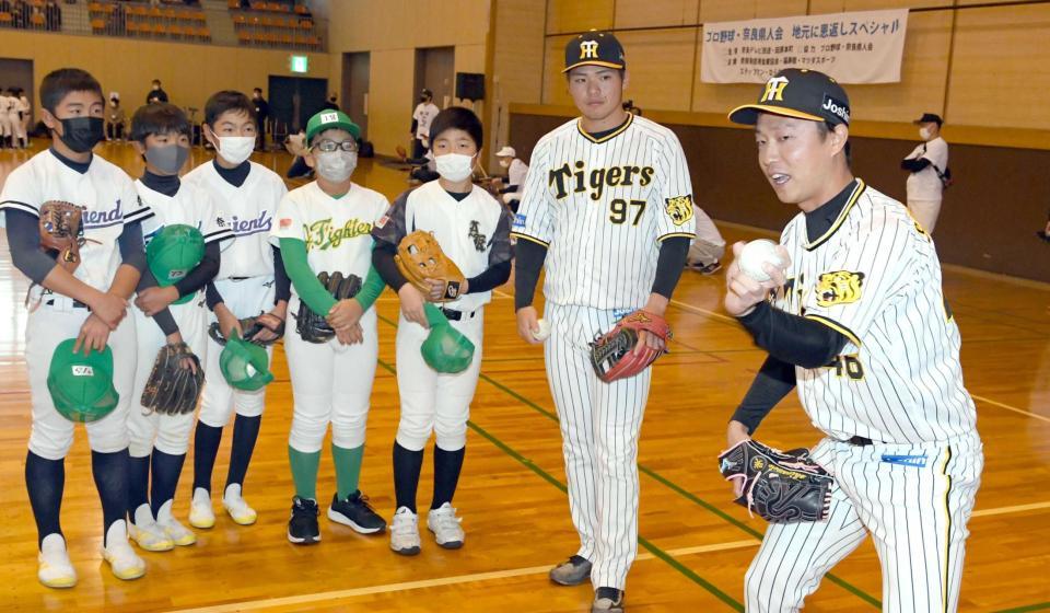 　子どもに“熱血指導”する島本（右）と小野寺（撮影・田中太一）