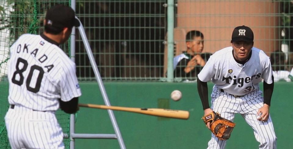 　選手時代の林（右）にノックをする岡田監督＝０６年１１月